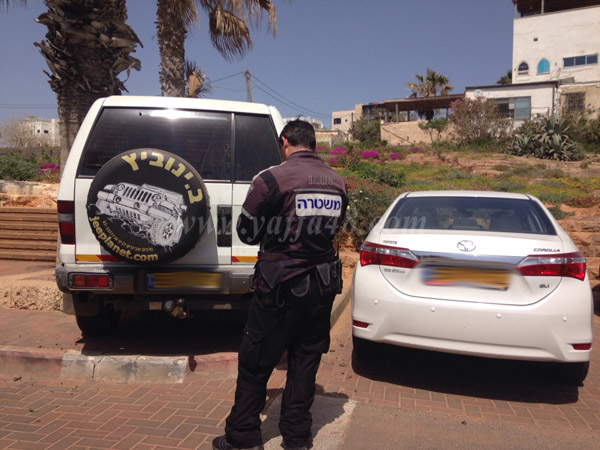 بالصور: الشرطة تحرر مخالفات سير بالجملة بحق نزلاء شاطئ الريف بمدينة يافا